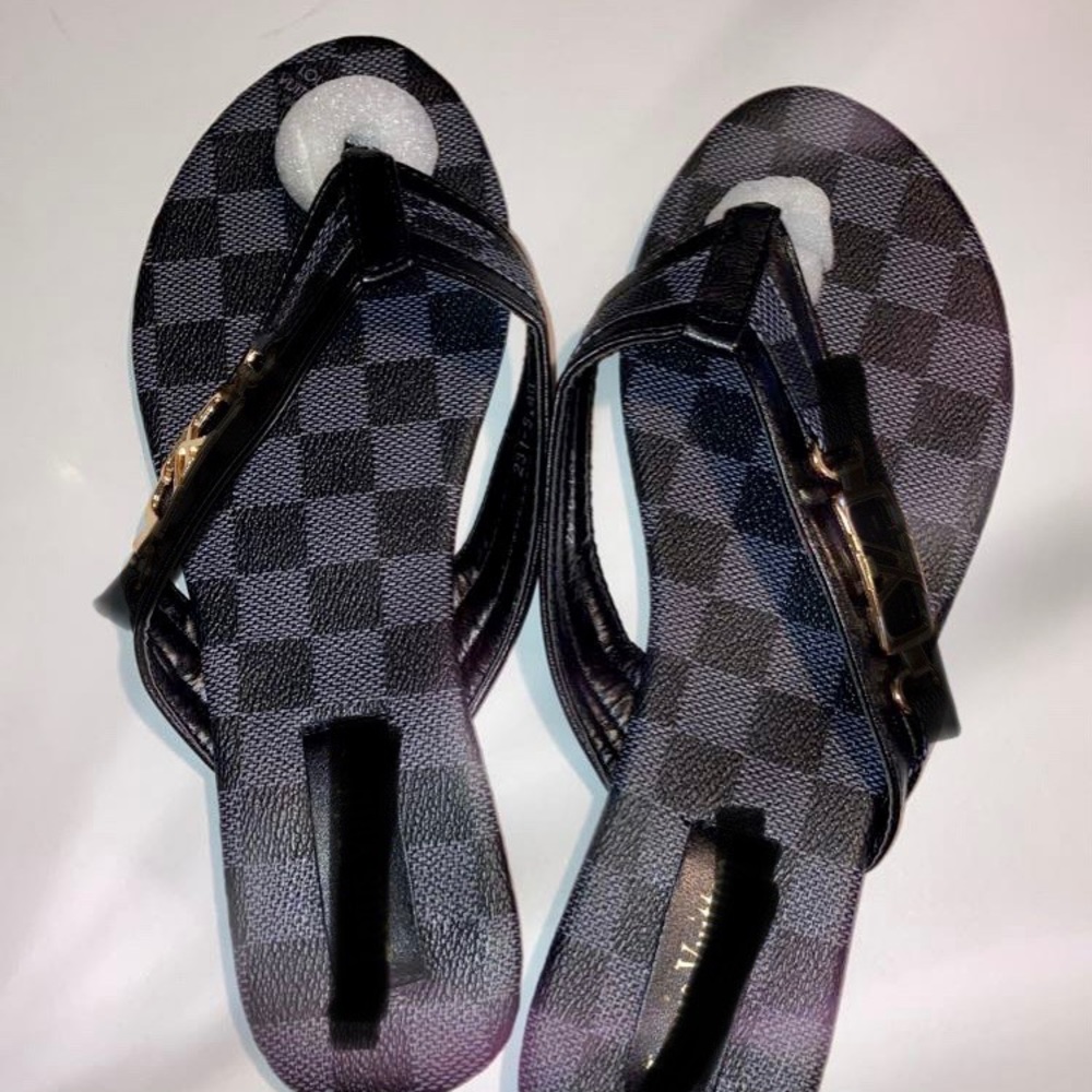 Women sandals up to size 8.5. Available in brown and off white.